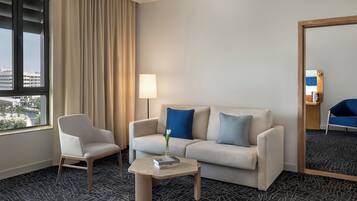 Suite, 2 soverom (Plaza View) | Oppholdsområde | En 32-tommers LCD-TV med førsteklasses TV-kanaler samt TV og filmkjøp