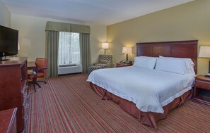 Safe på rommet, skrivebord, blendingsgardiner og strykejern/-brett