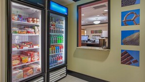 Una vetrina refrigerata con diversi prodotti alimentari e bevande.