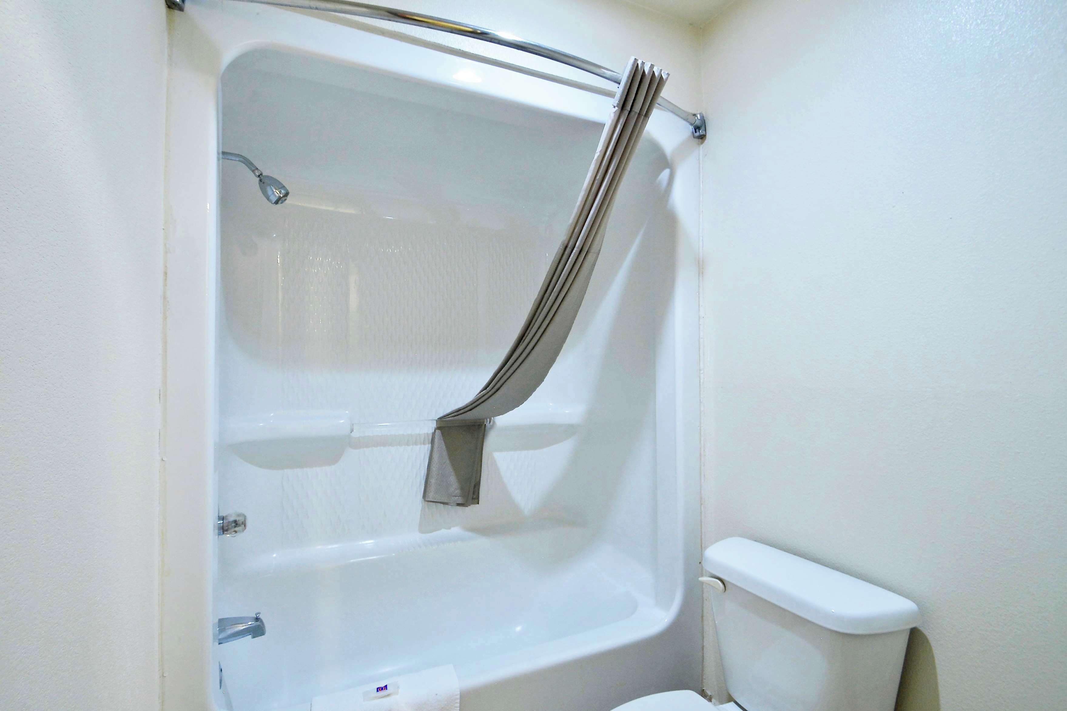 Bañera con ducha, artículos de tocador gratuitos, secador de pelo