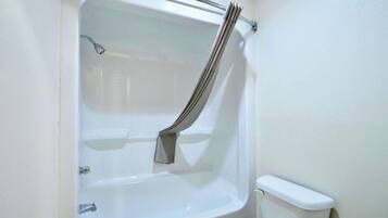 Bañera con ducha, artículos de tocador gratuitos, secador de pelo