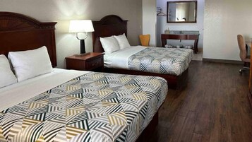 办公桌、遮光窗帘、免费 WiFi、床单