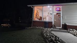 A building with a Christmas tree and a neon 'OPEN' sign. - Motel Reedsburg (Reedsburg)