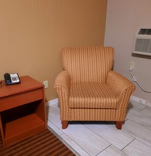 基础单人房, 1 张大床 | 起居区 | 37-英寸LED 电视 （配备数码频道）、电视