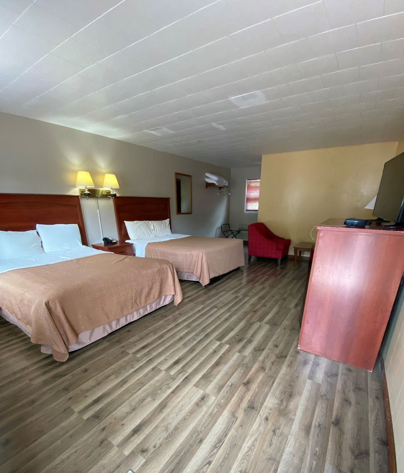 Free WiFi, bed sheets, alarm clocks