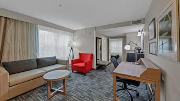 Escritorio, espacio para trabajar con laptop y cortinas blackout