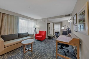 Escritorio, espacio para trabajar con laptop y cortinas blackout 