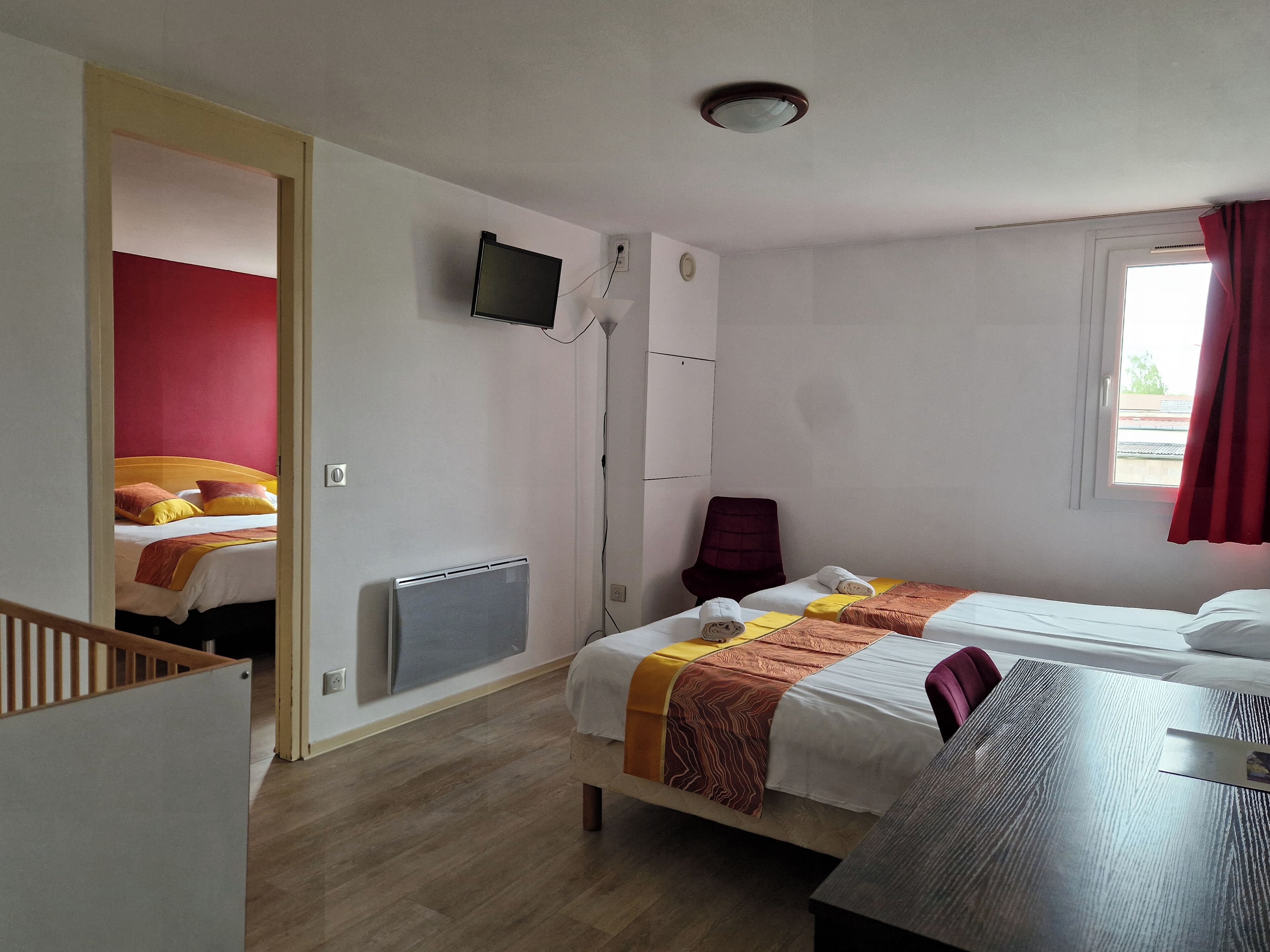 quadruple room | desk, free wifi, bed sheets