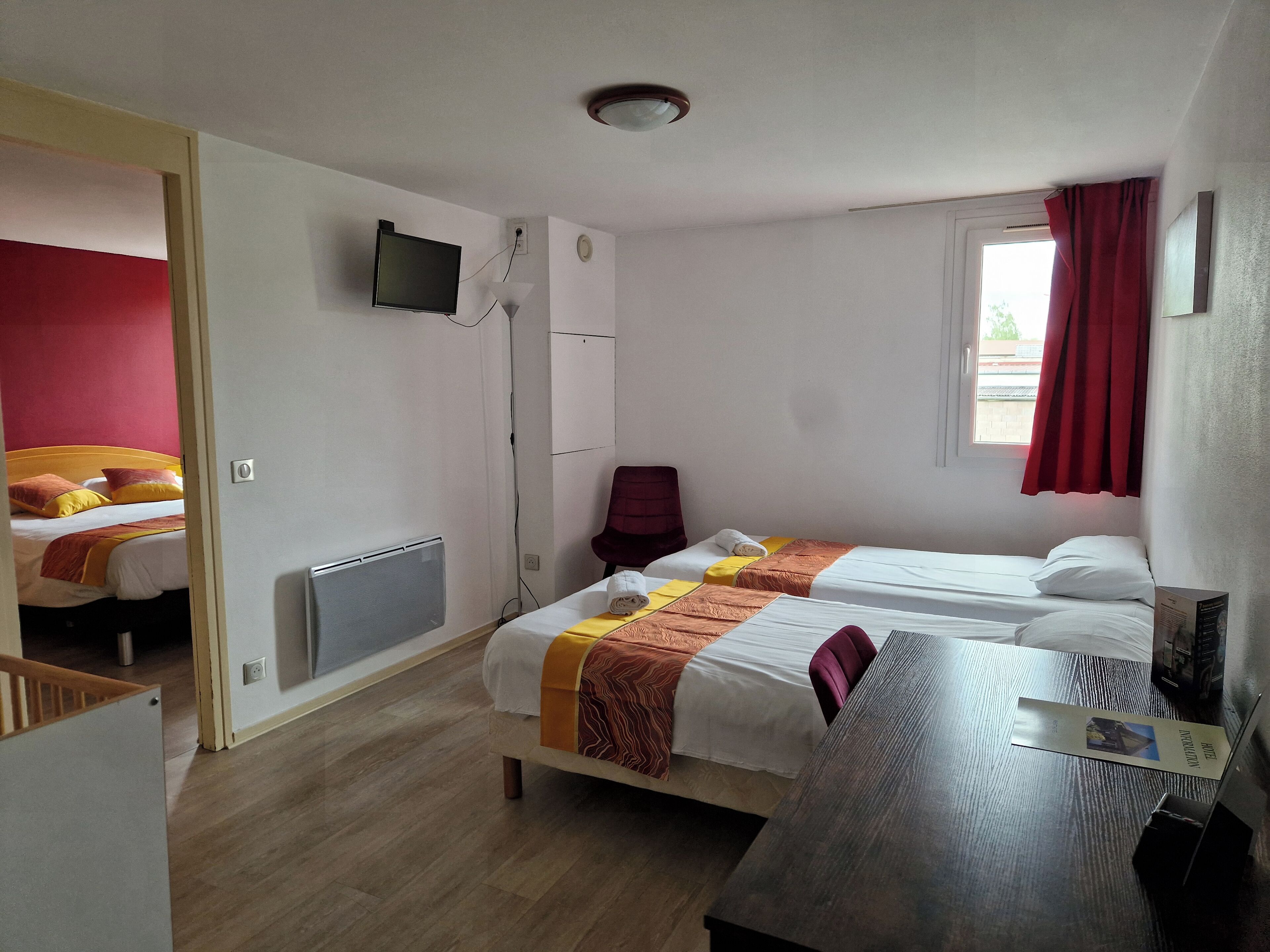 quadruple room | desk, free wifi, bed sheets