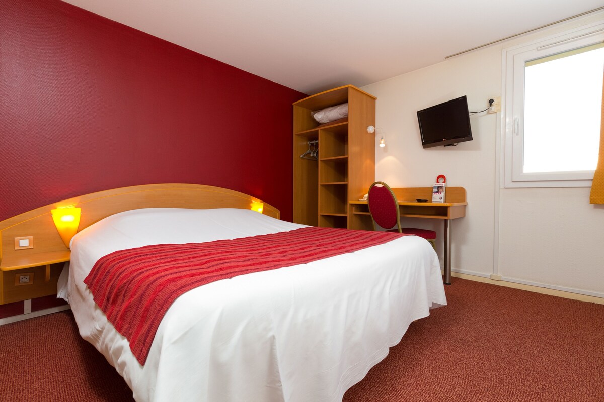 Desk, WiFi (free), bed sheets