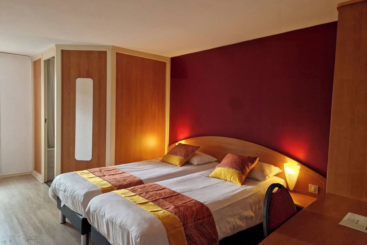 twin room | desk, free wifi, bed sheets