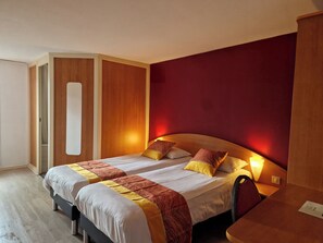 Twin Room | Desk, free WiFi, bed sheets - Prest 'Hotel (Chavelot)