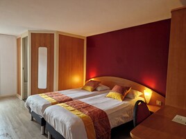 Escritorio, wifi gratis y ropa de cama 
