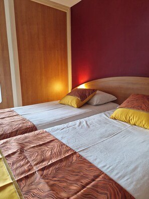 Twin Room | Desk, free WiFi, bed sheets - Prest 'Hotel (Chavelot)