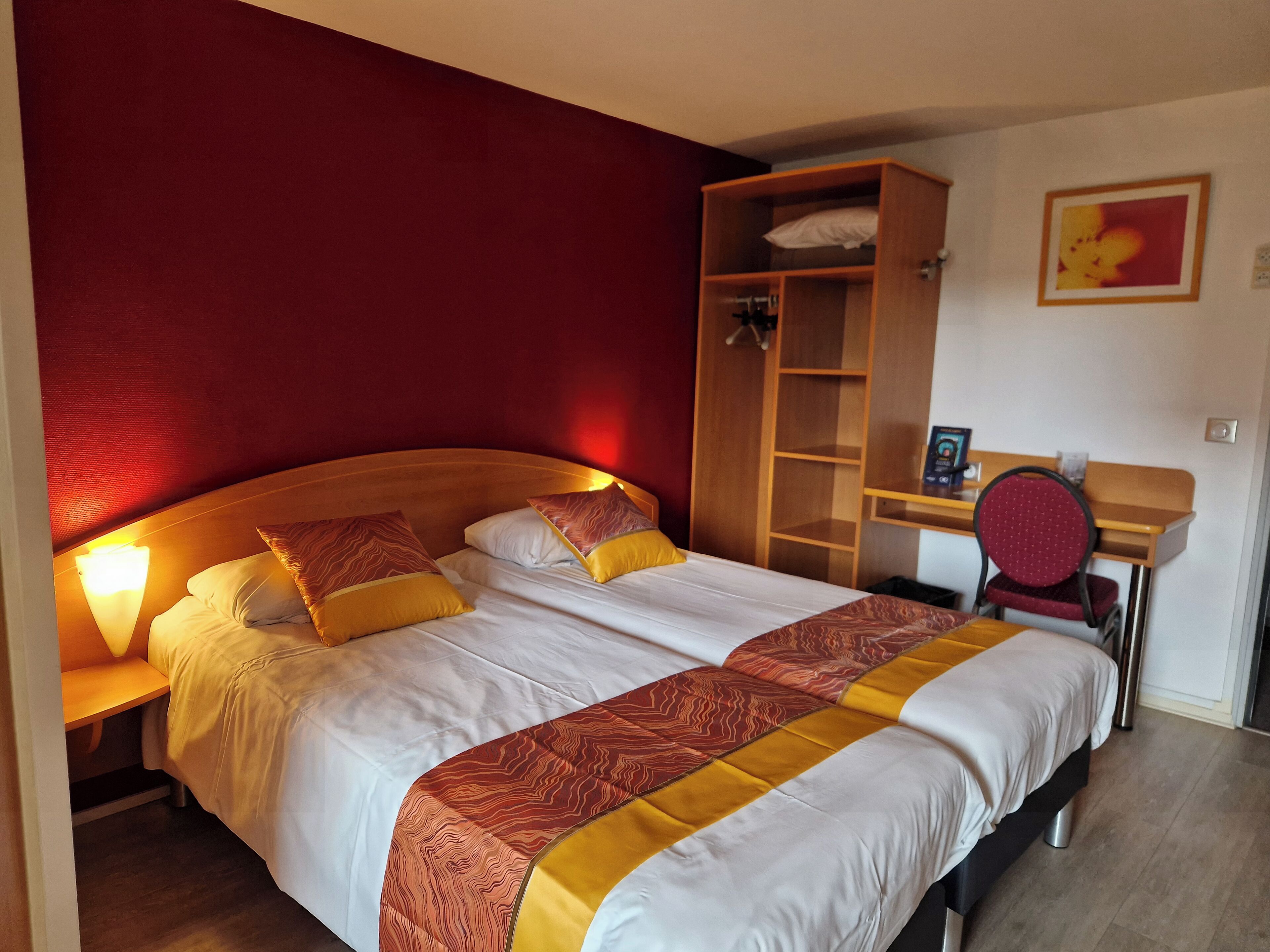 Twin Room | Desk, free WiFi, bed sheets