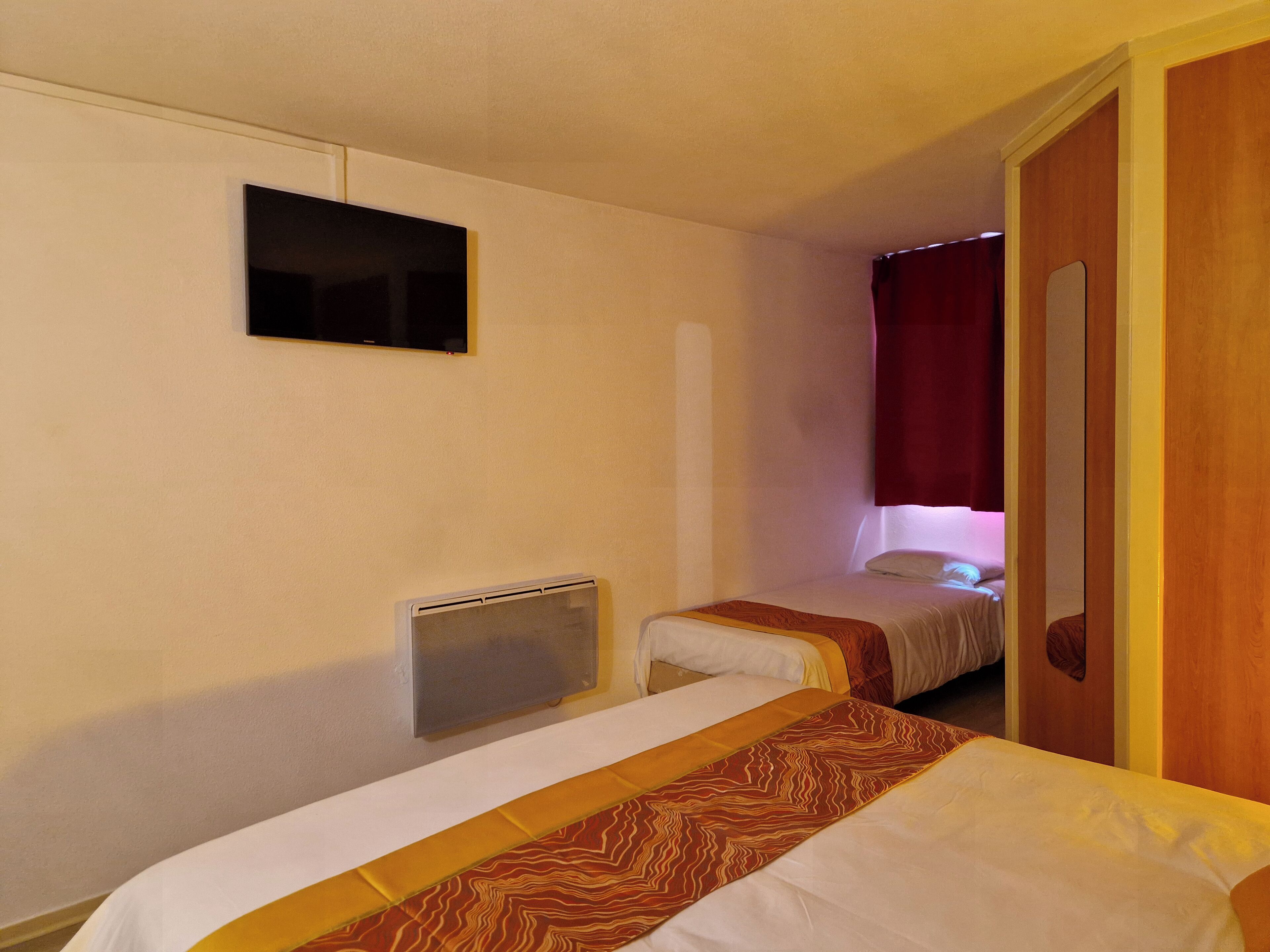 triple room, 1 double + 1 single bed | desk, free wifi, bed sheets