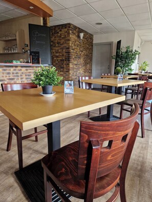 Colazione a buffet, servita tutte le mattine (10 EUR a persona) 