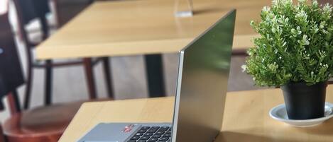 Tägliches Frühstücksbuffet (10 EUR pro Person)