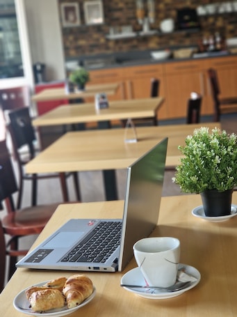 Café da manhã com buffet todos os dias (EUR 10 por pessoa) . Prest 'Hotel