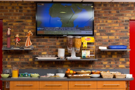 Tägliches Frühstücksbuffet (10 EUR pro Person)