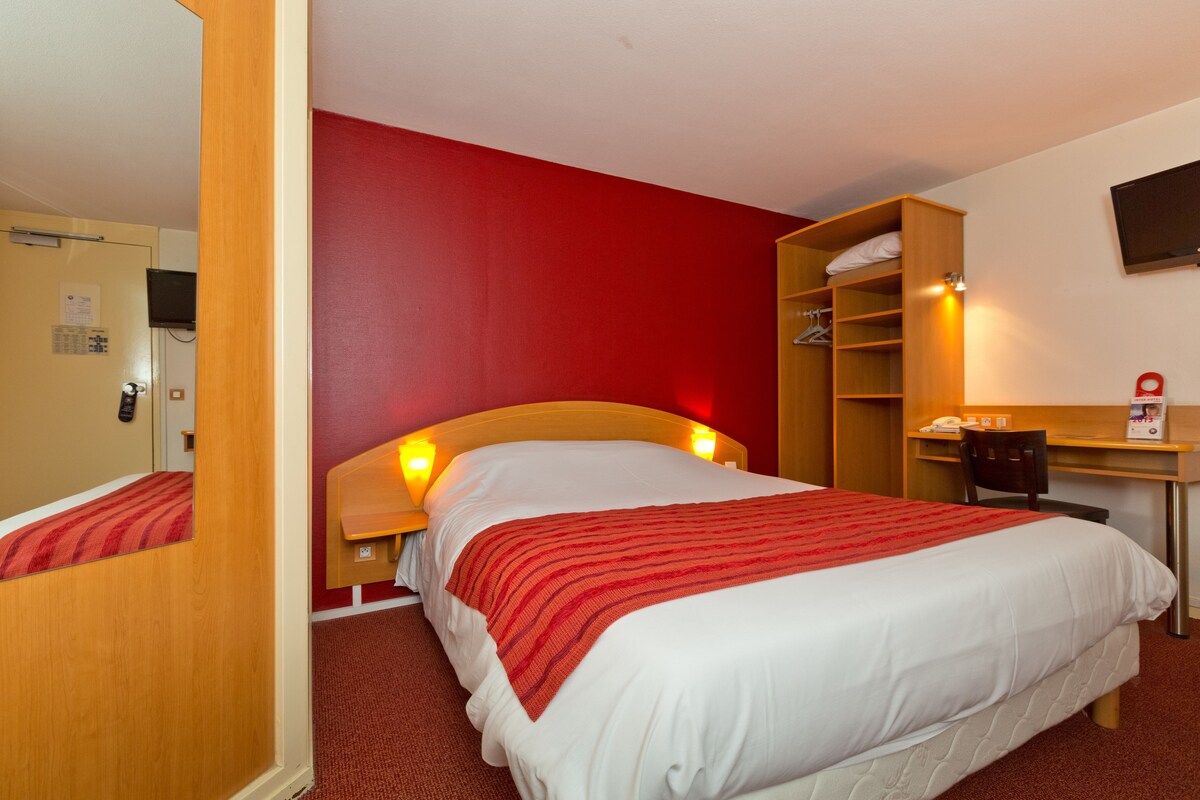Desk, WiFi (free), bed sheets
