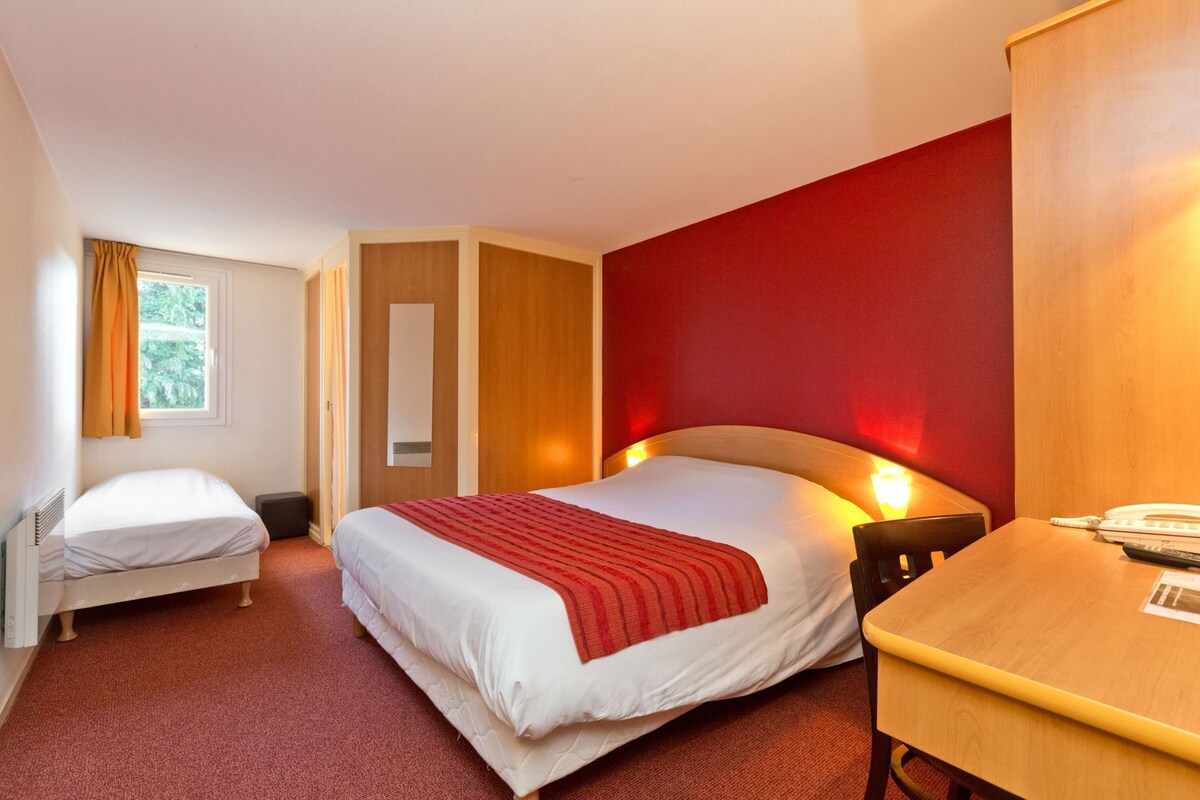 Desk, WiFi (free), bed sheets