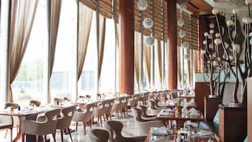 3 restaurants, breakfast, lunch, dinner served; Chinese cuisine