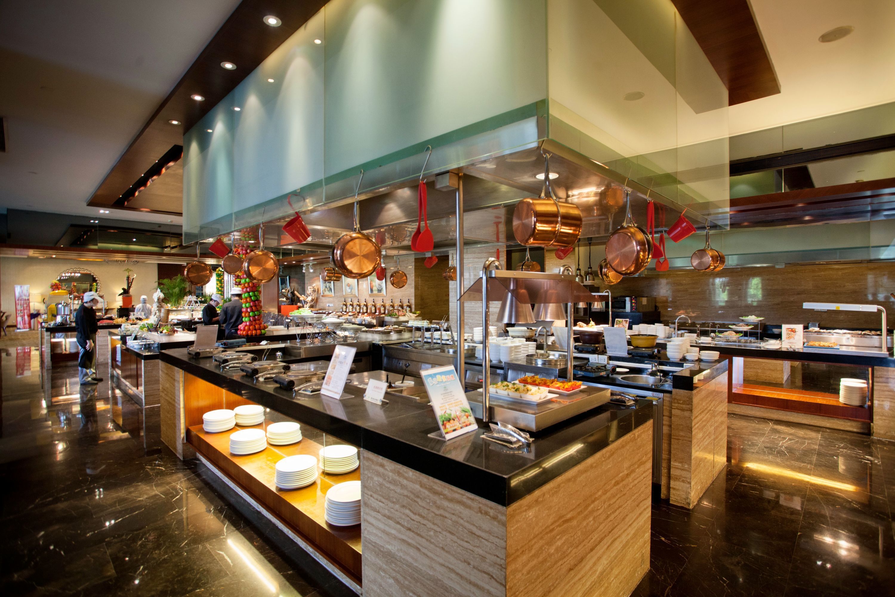 3 من المطاعم، حيث تُقدم وجبات الإفطار، الغداء، العشاء، الأطباق الصينية