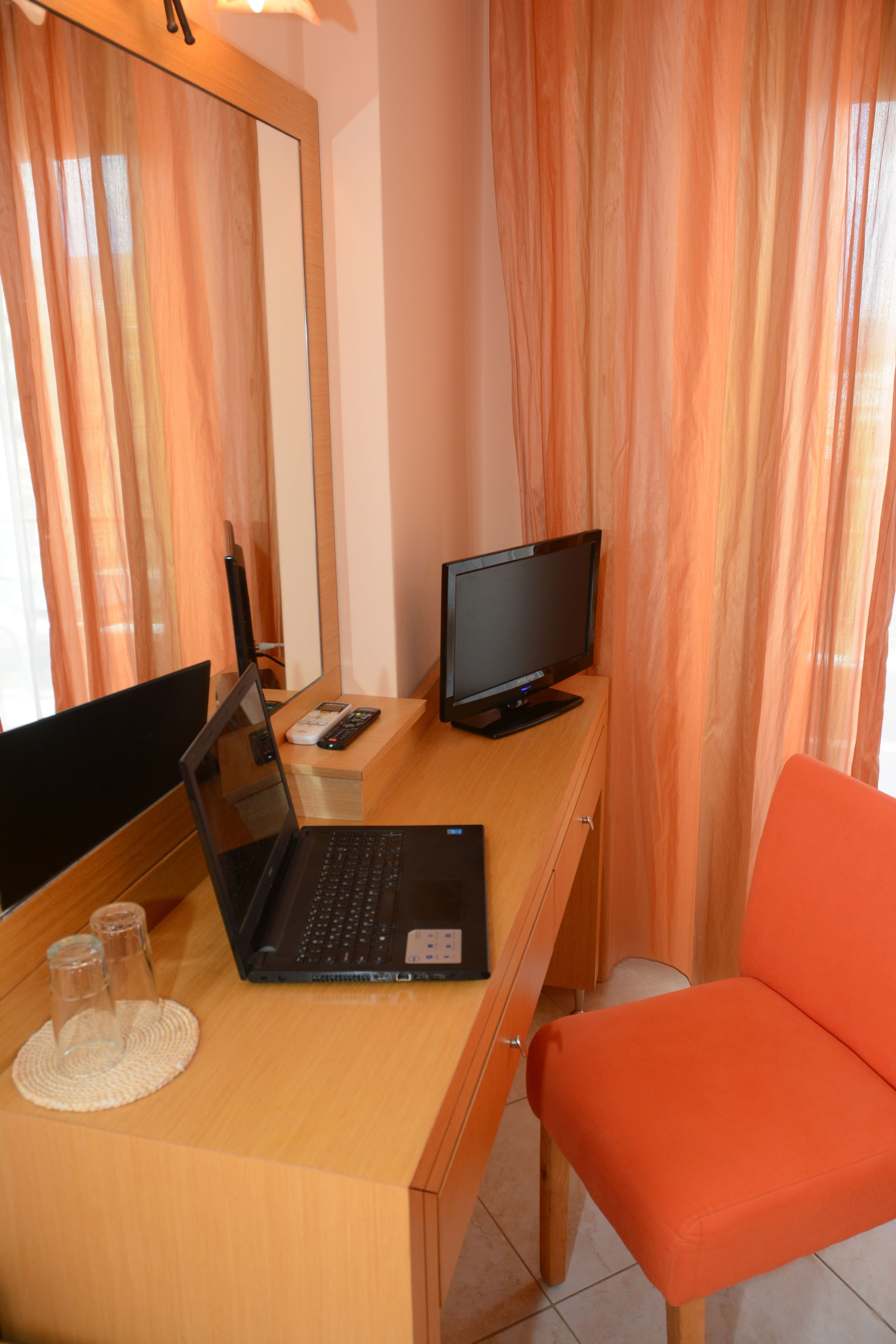 single room | desk, soundproofing, free wifi, bed sheets