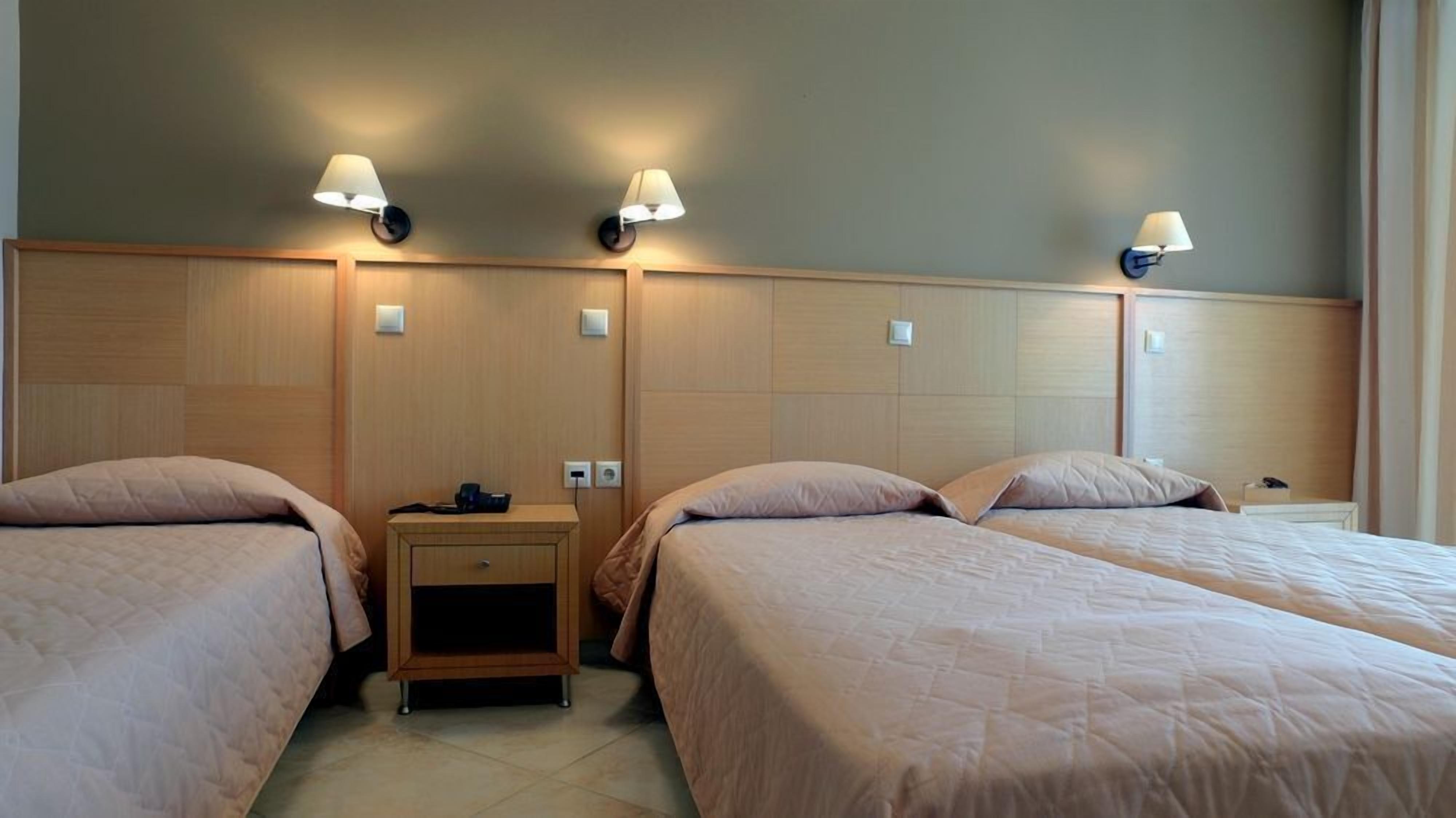 basic triple room | desk, soundproofing, free wifi, bed sheets