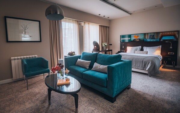 Junior-Suite | Minibar, Zimmersafe, individuell dekoriert, Schreibtisch