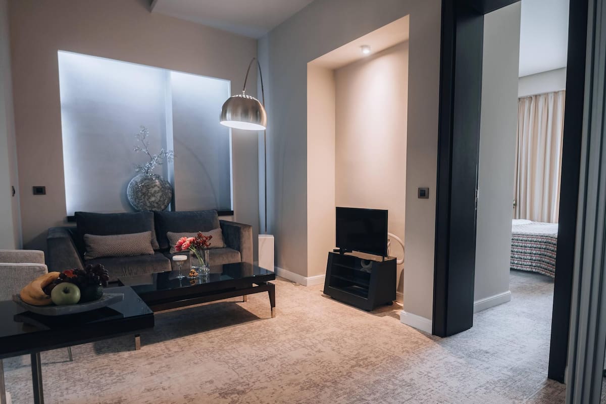 Grand De Luxe Suite | มินิบาร์, ตู้นิรภัยในห้องพัก, โต๊ะทำงาน, ผ้าม่านกันแสง