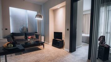 Grand De Luxe Suite | Frigobar, cofres nos quartos, individualmente decorados, escrivaninha