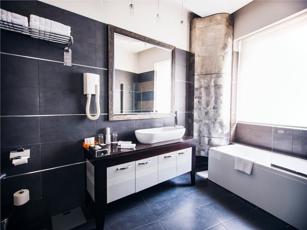 executive suite | bathroom | free toiletries, hair dryer, bathrobes, slippers