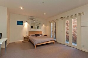 Premium bedding, individually decorated, individually furnished, desk - Sixty Two on Grey (St Kilda)