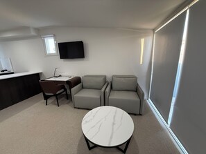 クラシック スタジオ クイーンベッド 1 台 | リビング エリア | 36 インチの薄型テレビ (デジタル放送視聴可)、テレビ