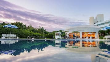 Seasonal outdoor pool