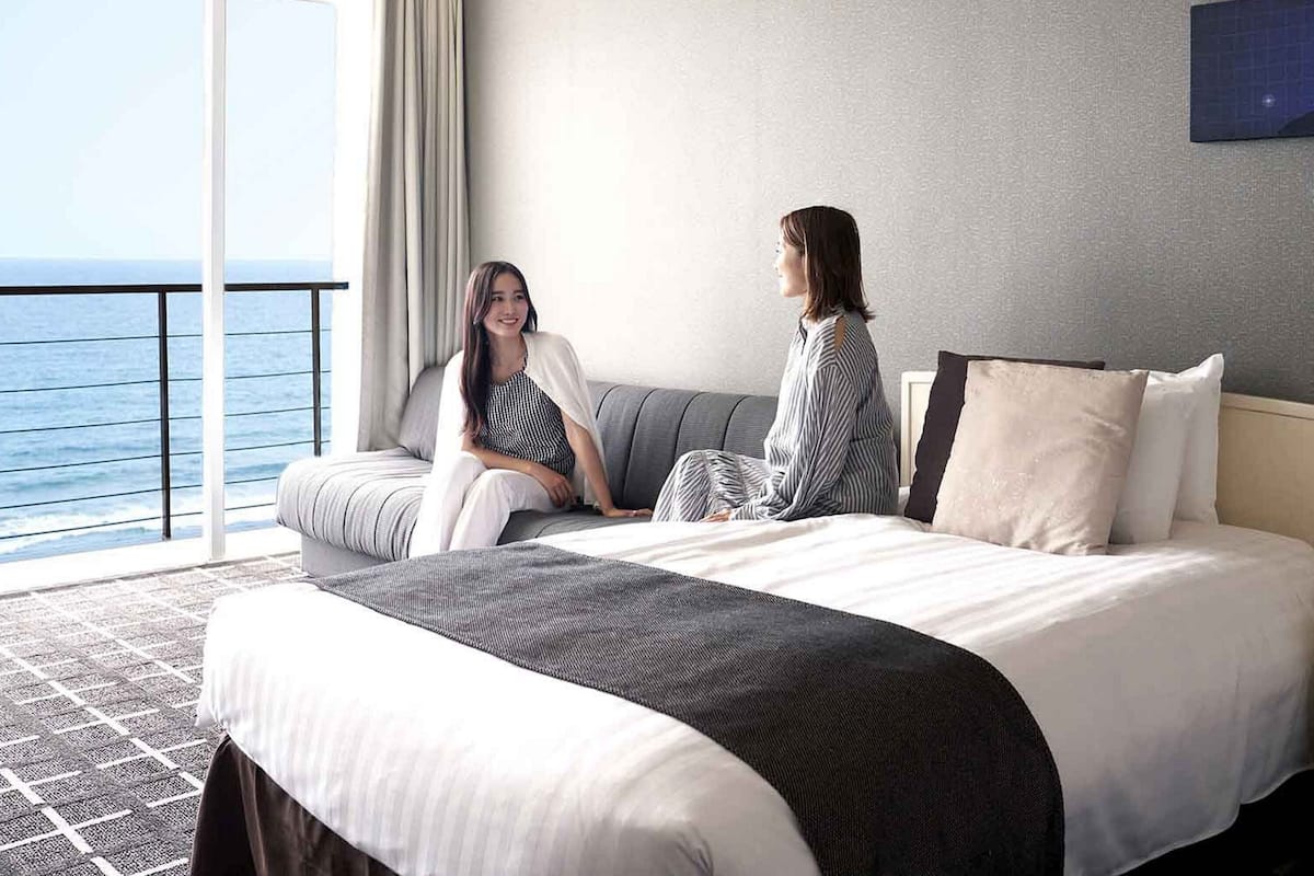 Tvåbäddsrum - havsutsikt (Renewal Twin Room A - Top Floor, 5F) | Värdeförvaringsskåp på rummet, skrivbord och mörkläggningsgardiner