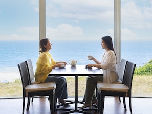 2 restauranter; serverer morgenmad