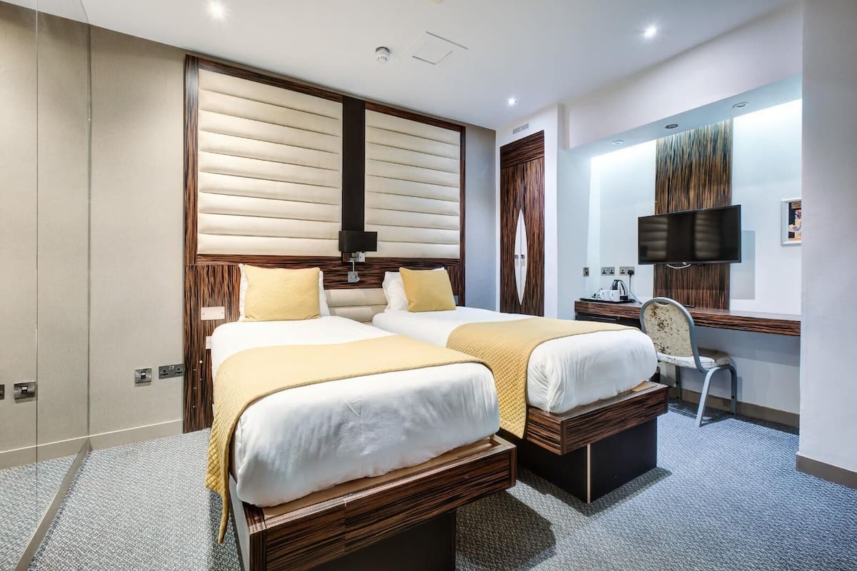 Egyptian cotton sheets, premium bedding, in-room safe, desk