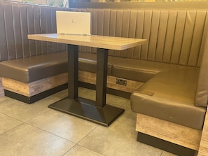 Serveert ontbijt, lunch, diner, Italiaanse gerechten