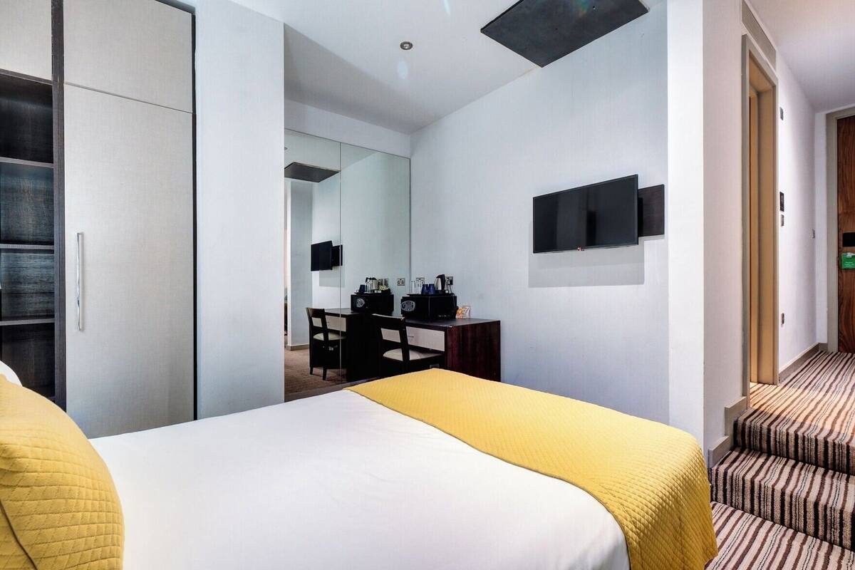 Egyptian cotton sheets, premium bedding, in-room safe, desk
