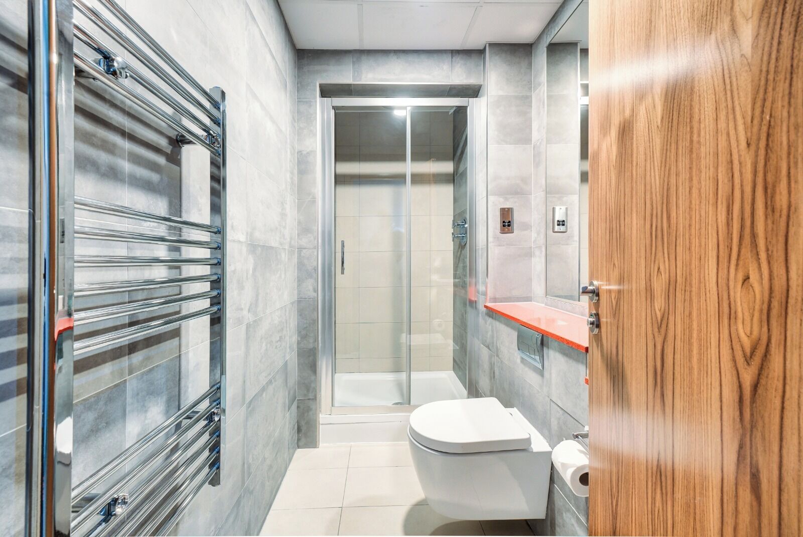 Quarto casal | Banheiro | Chuveiro com efeito de chuva, produtos de toalete grátis