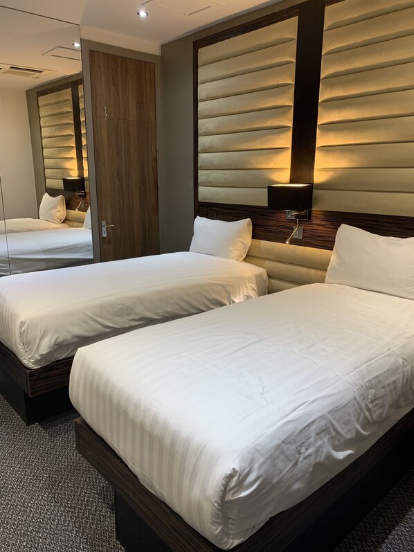 ห้องทวิน, ไม่มีหน้าต่าง | ผ้าปูที่นอนฝ้ายอียิปต์, เครื่องนอนระดับพรีเมียม, ตู้นิรภัยในห้องพัก