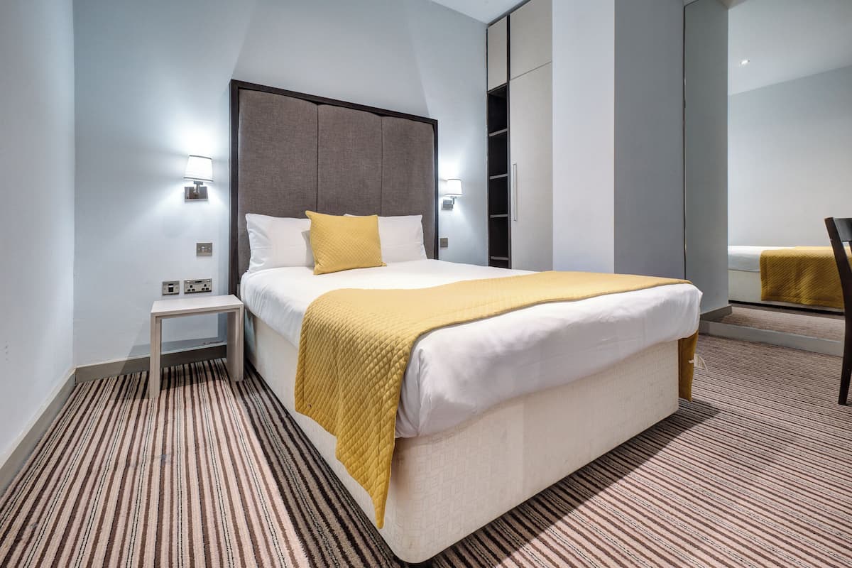 Egyptian cotton sheets, premium bedding, in-room safe, desk
