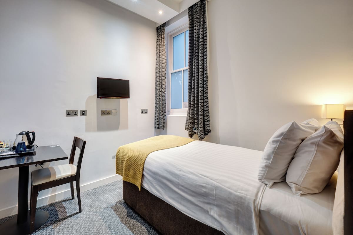 Single Room | Egyptian cotton sheets, premium bedding, in-room safe