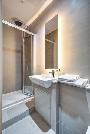 Rainfall showerhead, free toiletries, hair dryer, towels - Maitrise Hotel Maida Vale (London)