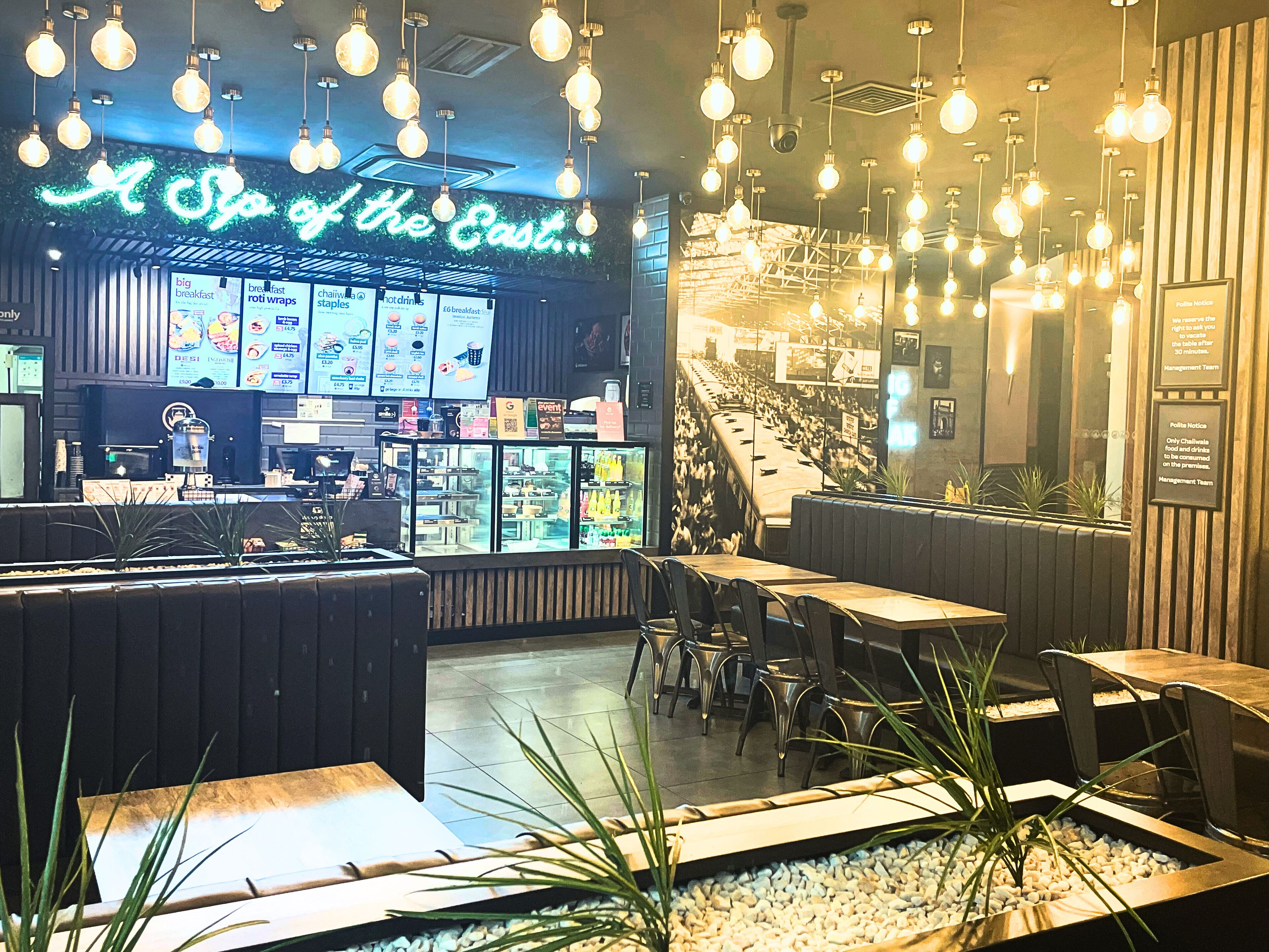 Serveert ontbijt, lunch, diner, Indische gerechten 