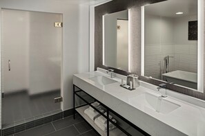 Duschwanne, Designer-Toilettenartikel, Haartrockner, Handtücher