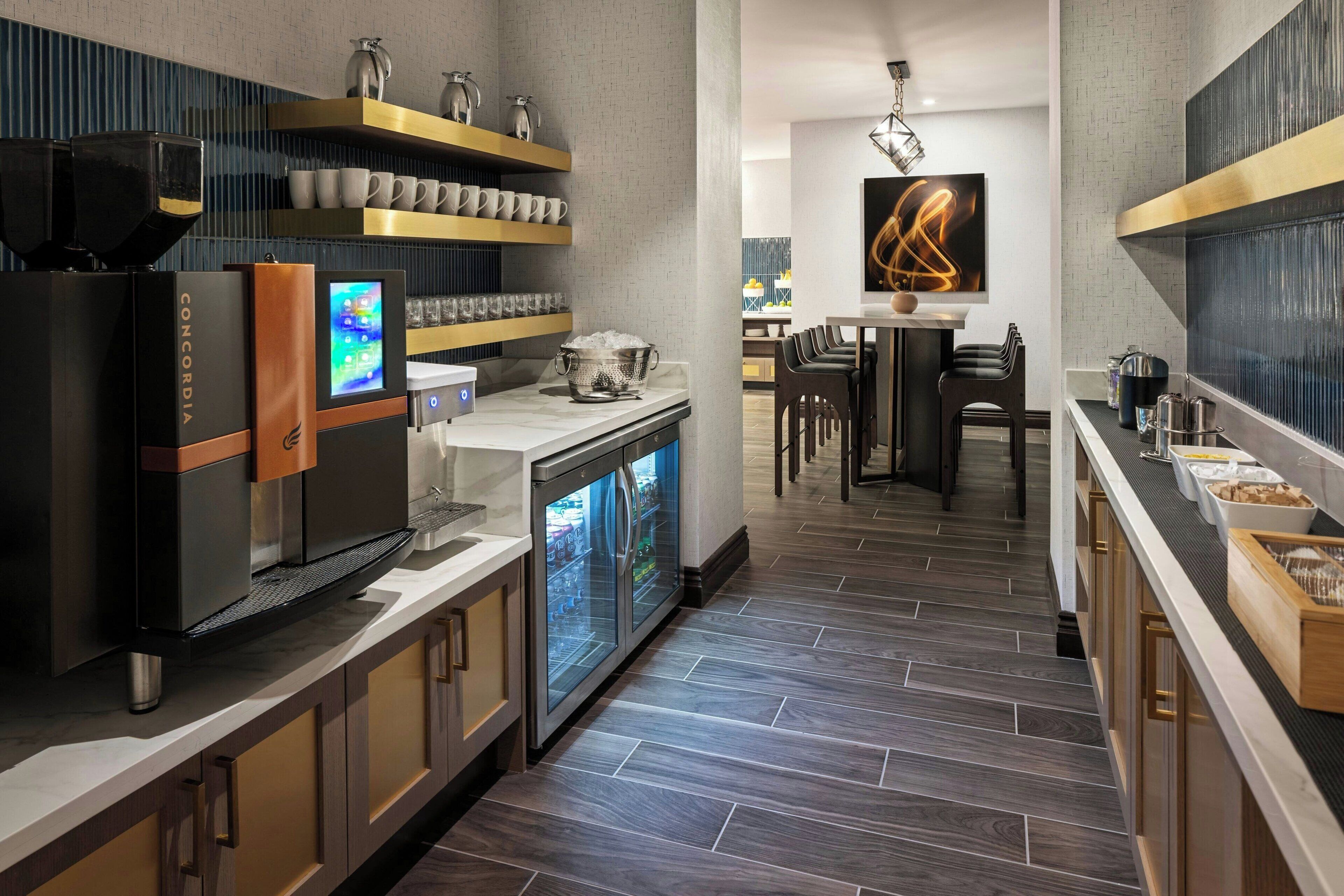 club room, 2 queen beds | lounge